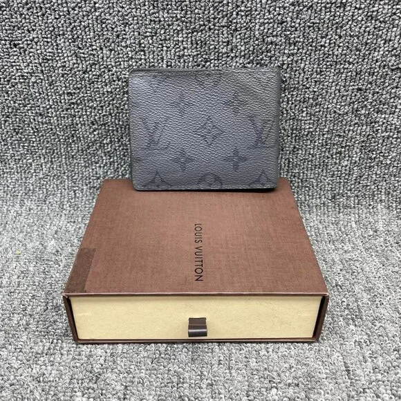 100% Authentic Louis Vuitton Leather Men's Wallet - Picture 2 of 12